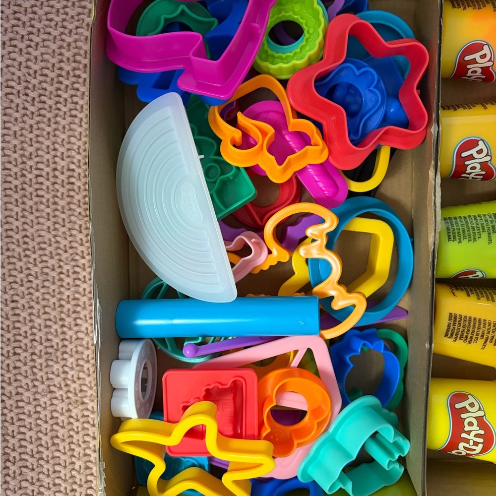 Play-Doh Holiday Set of Tools - Picture 2 of 2